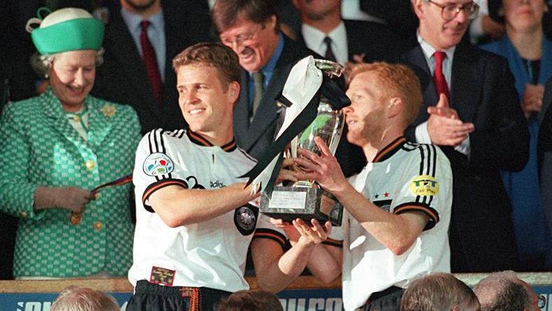 Oliver Bierhoff (M.), Matthias Sammer (r.) und Co. wurden 1996 Fußball-Europameister