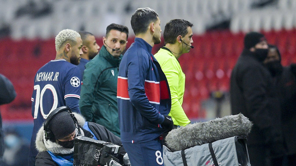 Die Aussagen von Sebastian Coltescu (M., rechts neben Neymar) führten zu einem Spielabbruch