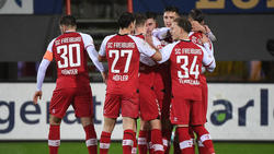 Der SC Freiburg bejubelt den Sieg gegen Arminia Bielefeld