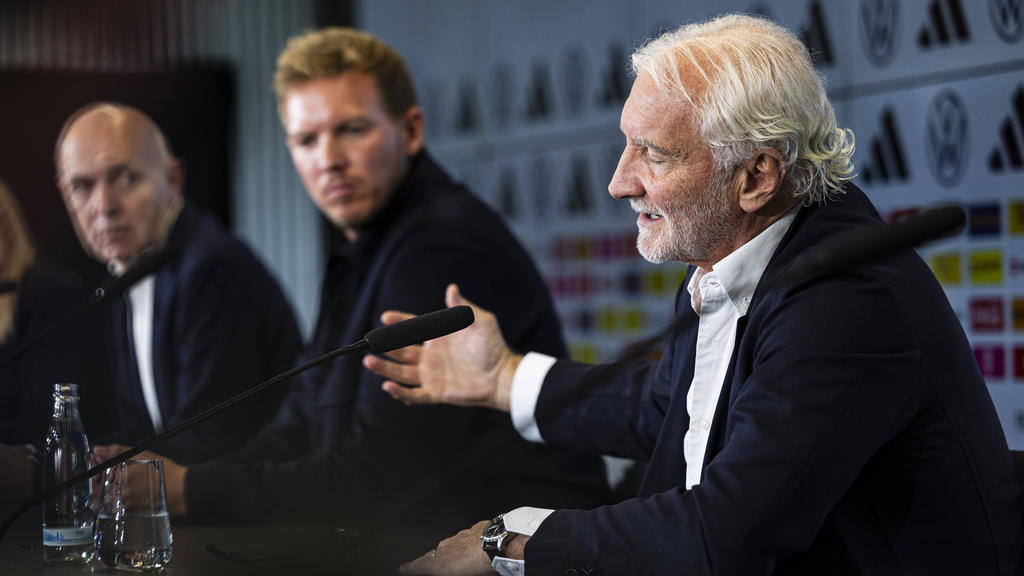 DFB-Sportdirektor Rudi Völler (re.) hat alle Hände voll zu tun DFB-Sportdirektor Rudi Völler (re.) hat alle Hände voll zu tun