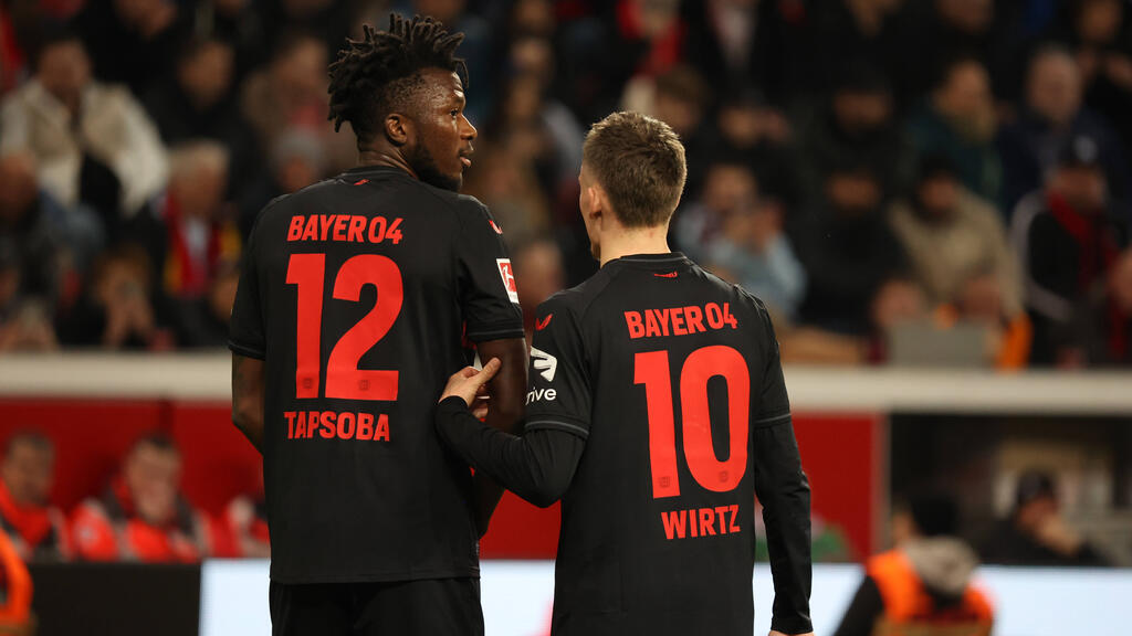 Edmont Tapsoba (l.) könnte Bayer Leverkusen verlassen - für 100 Millionen Euro!