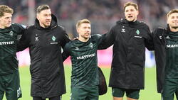 Mitchel Weiser (M.) bleibt bei Werder Bremen