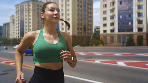 Locker joggen statt hetzen – Slow Jogging setzt auf Lächeln statt Stoppuhr.