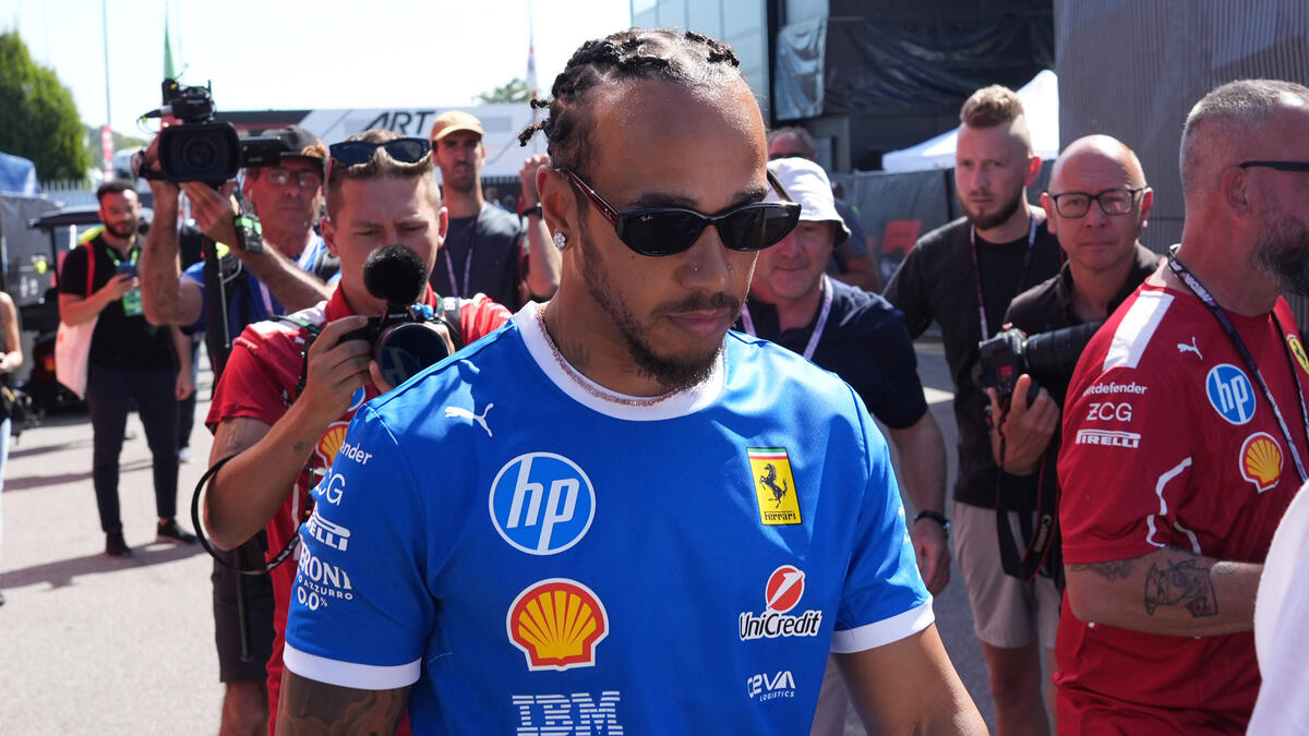 Kopf runter und nach vorne - Lewis Hamilton bei seiner Ankunft in Monza