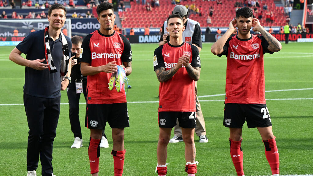 Piero Hincapie (2.v.l.) könnte Bayer Leverkusen verlassen Piero Hincapie (2.v.l.) könnte Bayer Leverkusen verlassen