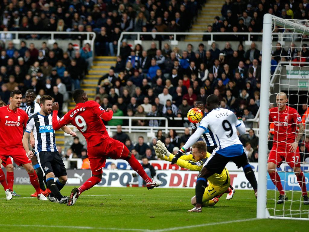 De nummer 9 van Liverpool, Christian Benteke, slaagt er in de eerste helft niet in om de bal in het doel te krijgen tegen Newcastle United. (06-12-2015)
