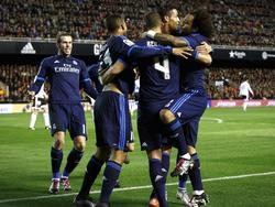 Real Madrid viert feest nadat Karim Benzema (m.) zijn ploeg op een 1-0 voorsprong heeft gezet tegen Valencia. (03-01-2016)