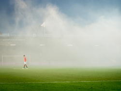 De wedstrijd Go Ahead Eagles - Vitesse ligt even stil als supporters rookbommen op het veld gooien. De Adelaarshorst is één mistige vlakte. (21-03-2015)