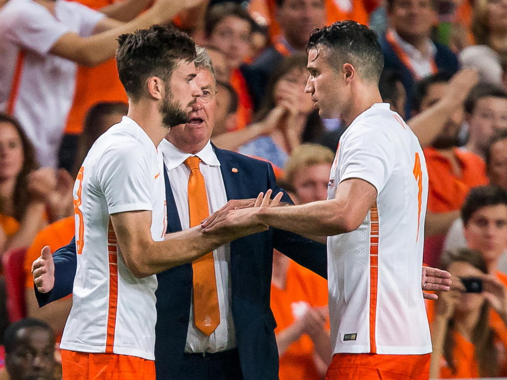 Davy Pröpper maakt zijn debuut voor het Nederlands elftal. De middenvelder van Vitesse vervangt Robin van Persie, die daar niet heel blij mee is. (05-06-2015)