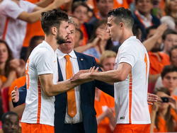 Davy Pröpper maakt zijn debuut voor het Nederlands elftal. De middenvelder van Vitesse vervangt Robin van Persie, die daar niet heel blij mee is. (05-06-2015)
