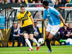 Mats Seuntjens (l.) probeert een medespeler te bereiken tijdens het play-offduel NAC Breda - VVV-Venlo. (25-05-2015)