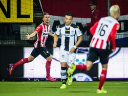 Luuk de Jong (l.) zet PSV al vroeg op voorsprong tijdens het competitieduel met Heracles Almelo. (19-09-2015)