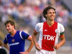 Marco van Basten scoort één van zijn vele doelpunten in het shirt van Ajax. (20-05-1986)