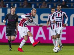Adam Nemec ziet een ploeggenoot vrij staan en passt de bal door. De spits van Willem II krijgt alle ruimte van de spelers van FC Utrecht. (19-09-2015)