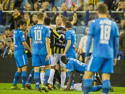 Scheidsrechter Ed Janssen deelt een rode kaart uit aan Vitesse-middenvelder Marvelous Nakamba. De felle middenvelder kreeg in de eerste helft al zijn tweede geel te zien en mag inrukken in het duel tegen AZ. (08-11-2015)