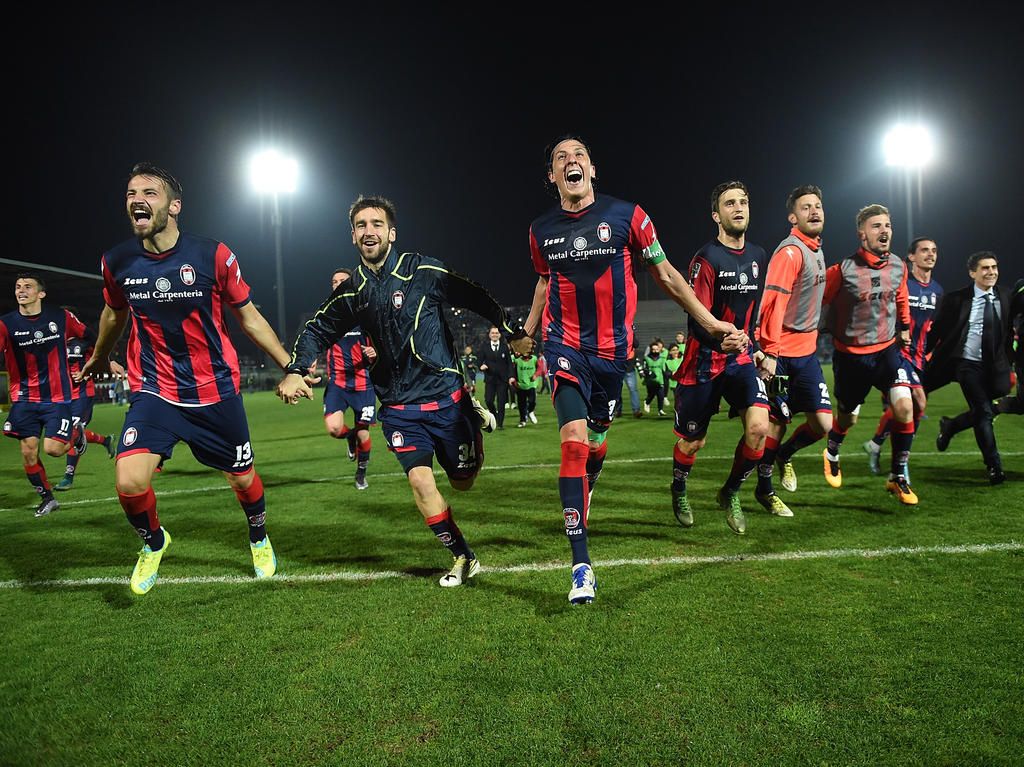 Haben allen Grund zum Feiern: Die Spieler des FC Crotone.