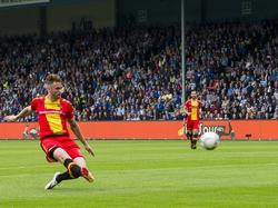 Leon de Kogel werkt de bal als een echte spits op knappe wijze richting het doel. Al glijdend maakt hij de gelijkmaker in de play-offwedstrijd tegen De Graafschap. (22-05-2016)