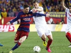 Lionel Messi (l.) is in een fel duel met Grzegorz Krychowiak. FC Barcelona en Sevilla strijden in de finale van de Copa del Rey (22-05-2016)