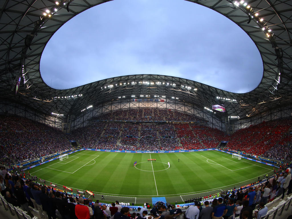 Im Vélodrome von Marseille ist der Rasen in keinem guten Zustand