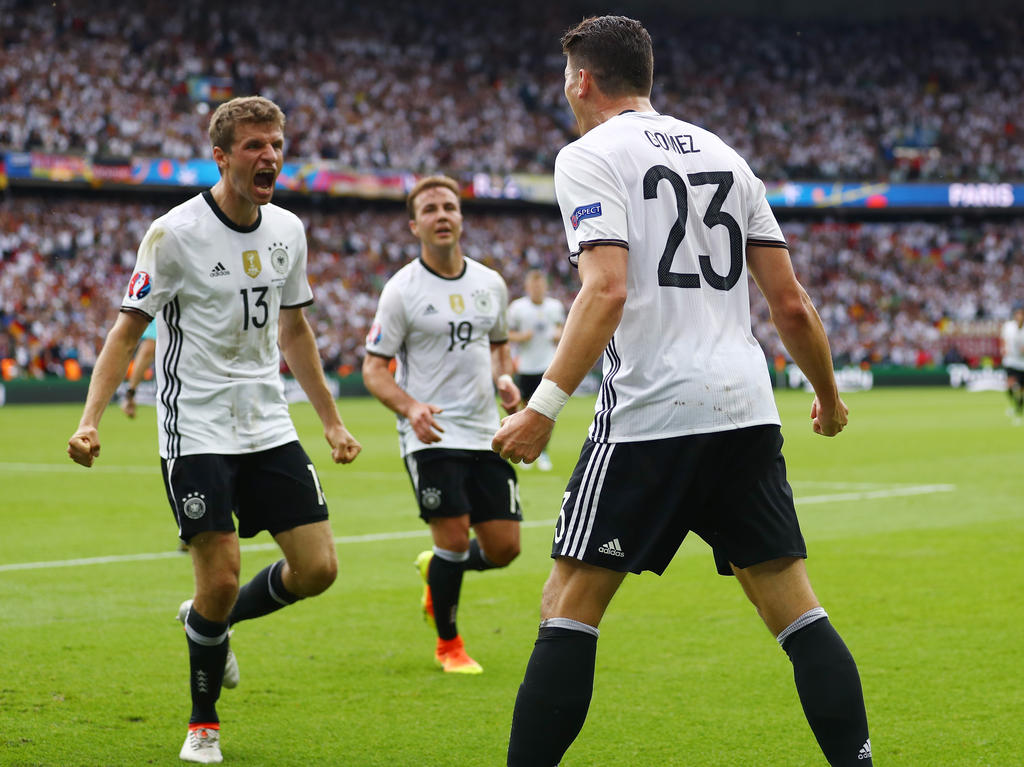 Thomas Müller (l.) feiert Mario Gomez (r.) für dessen Siegtor gegen Nordirland