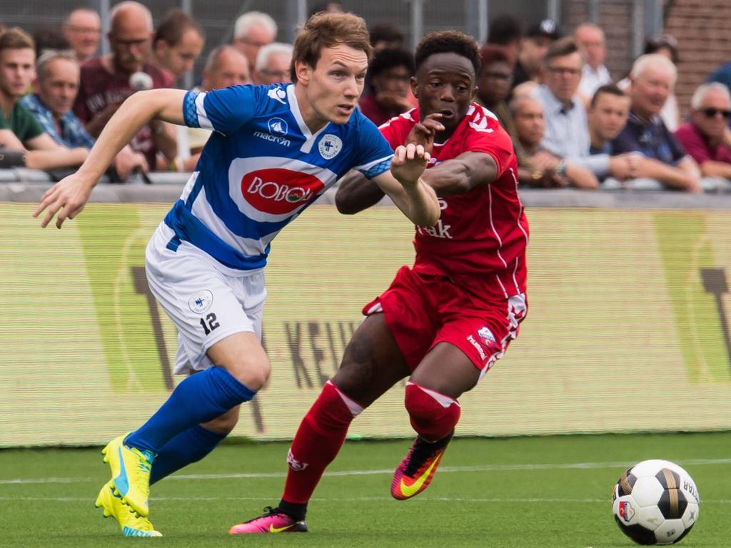 Issa Kallon (r.) probeert Joey Belterman (l.) af te stoppen tijdens het oefenduel Spakenburg - FC Utrecht (09-07-2016).