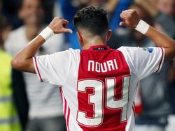 Abdelhak Nouri heeft Ajax vanuit een vrije trap op een 5-0 voorsprong gezet tegen Willem II. De debutant wist op zijn rugnummer, om Ajax aan de 34ste titel te willen helpen. (21-09-2016)