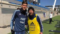 Leonardo Balerdi con Lionel Messi. (Foto: twitter.com/CLMerlo)