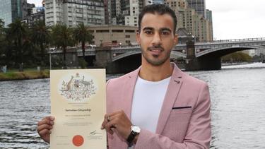 Hakim Al-Araibi zeigt in Melbourne seine Einbürgerungsurkunde