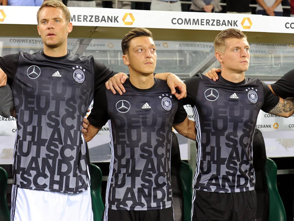 Toni Kroos, Mesut Özil  y Manuel Neuer de derecha a izquierda. (Foto: Imago)