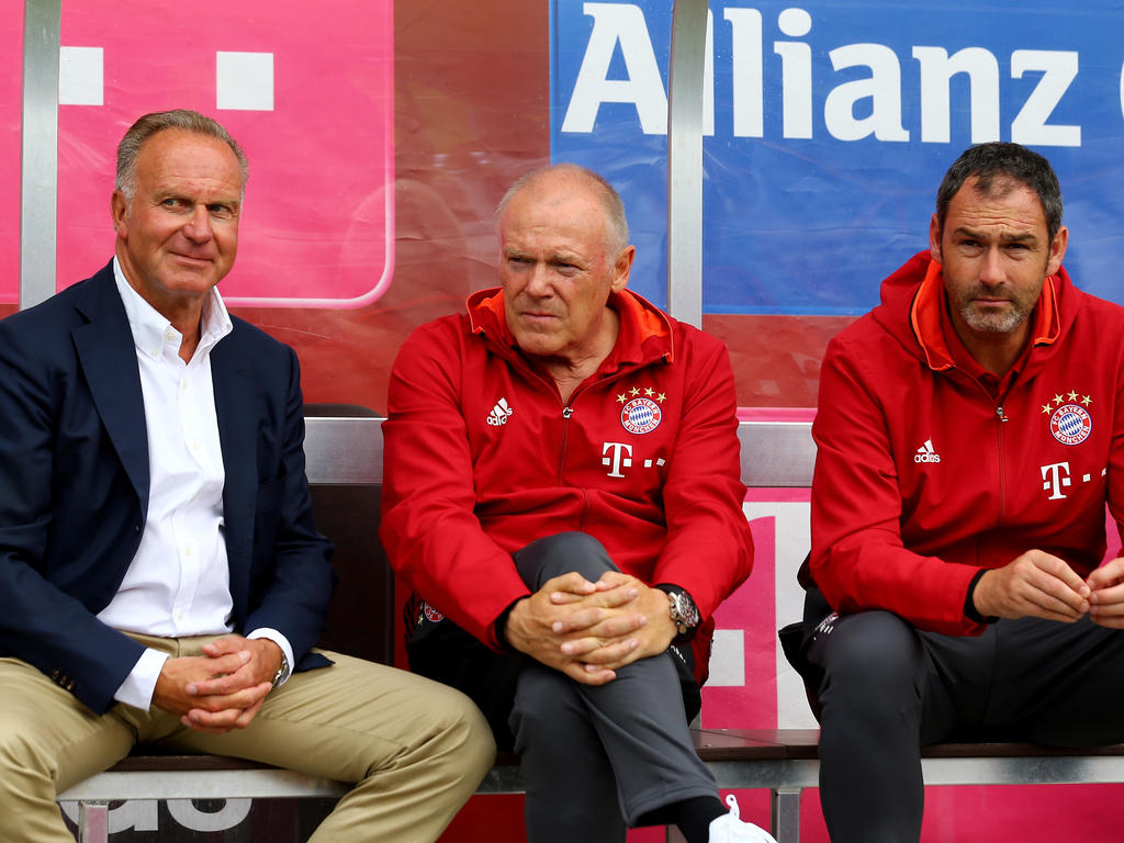 Hermann Gerland (M.) ist sportlicher Leiter des neuen Bayern-NLZ