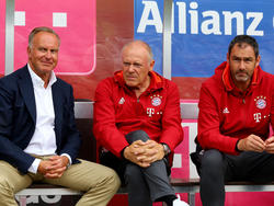 Hermann Gerland (M.) ist sportlicher Leiter des neuen Bayern-NLZ