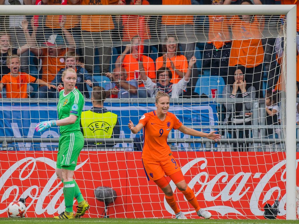Vivianne Miedema doet het! De spits van de OranjeLeeuwinnen scoort op het EK en laat doelvrouw Hedvig Lindahl verslagen achter. (29-07-2017)