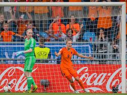 Vivianne Miedema doet het! De spits van de OranjeLeeuwinnen scoort op het EK en laat doelvrouw Hedvig Lindahl verslagen achter. (29-07-2017)