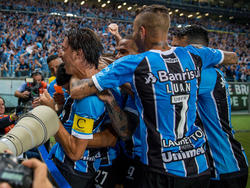 Geromel (l.)und Torschütze Luan (r.) feiern Grêmios dritten Titel