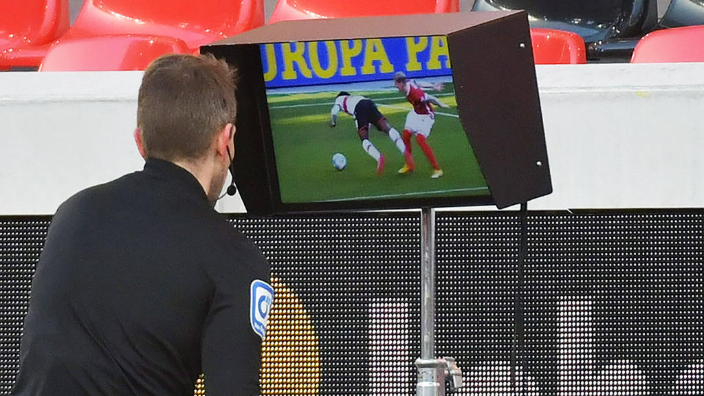 SC Freiburg vs. VfB Stuttgart: Tobias Stiel schaute sich die Szene auf dem Bildschirm