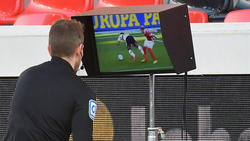 SC Freiburg vs. VfB Stuttgart: Tobias Stiel schaute sich die Szene auf dem Bildschirm