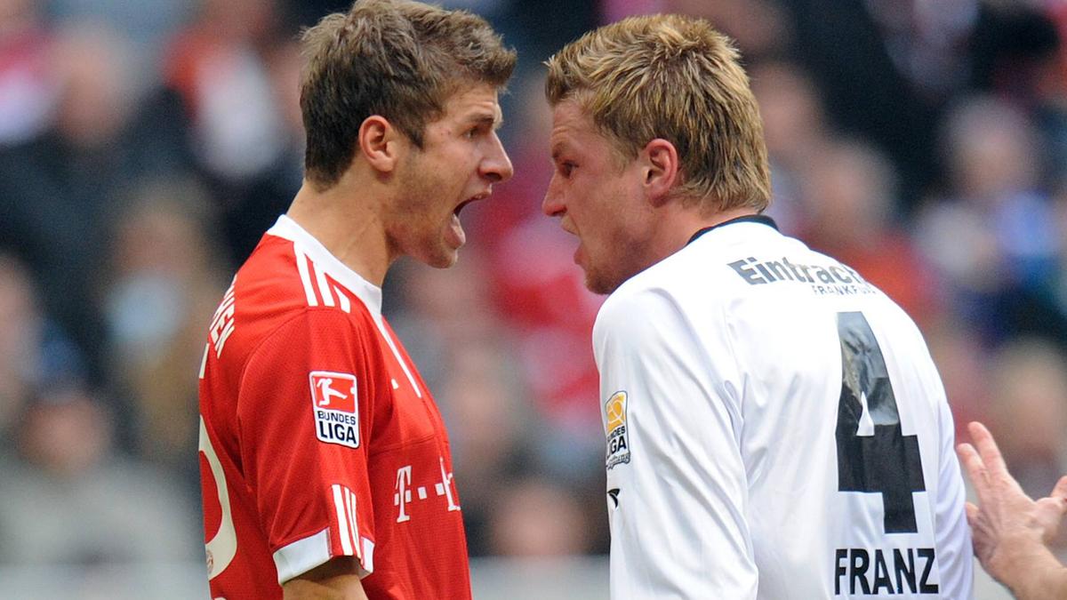 Maik Franz (r., damals für Eintracht Frankfurt) und Thomas Müller vom FC Bayern im Jahr 2009