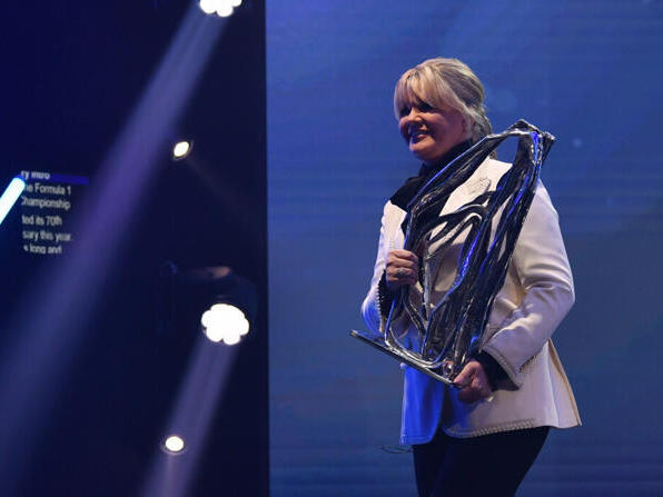 Corinna Schumacher nahm den Award stellvertretend für Michael entgegen Corinna Schumacher nahm den Award stellvertretend für Michael entgegen