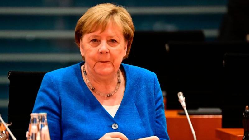 Angela Merkel war nach dem EM-Aus des DFB-Teams «enttäuscht und ein bisschen traurig Angela Merkel war nach dem EM-Aus des DFB-Teams «enttäuscht und ein bisschen traurig