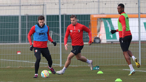 Ermedin Demirovic (Mitte) und Reece Oxford (re.) vom FC Augsburg wurden gesperrt