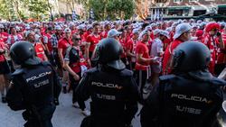 Zahlreiche Fans des 1. FC Union Berlin gehen an Polizisten auf dem Paseo de la Castellana vorbei