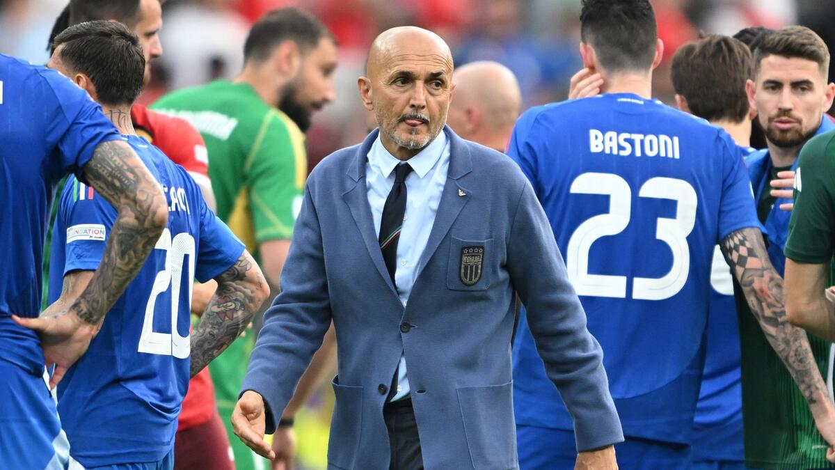 Italiens Trainer Luciano Spalletti (M.) nimmt die Schuld für das EM-Aus auf sich