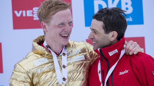 Johannes Thignes Bö (l.) und Ole Einar Björndalen landeten bei der WM 2026 gemeinsam auf dem Podest