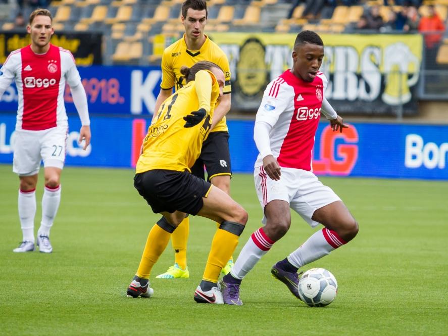 Riechedly Bazoer (r.) probeert te ontsnappen aan Uğur İnceman, terwijl Nemanja Gudelj (l.) en Tom Van Hyfte toekijken. (31-01-2016) Riechedly Bazoer (r.) probeert te ontsnappen aan Uğur İnceman, terwijl Nemanja Gudelj (l.) en Tom Van Hyfte toekijken. (31-01-2016)