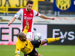 Joël Veltman vecht namens Ajax een duel uit met Roda JC-spits Rydell Poepon. (31-01-2016)