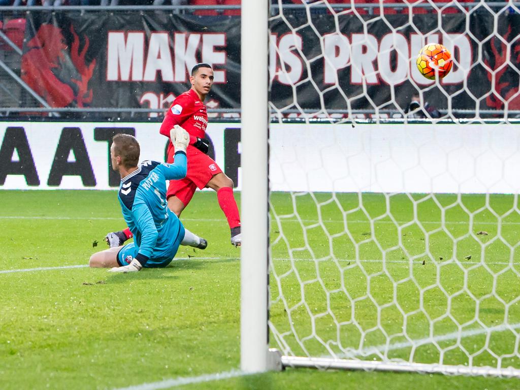 Zakari el Azzouzi scoort tijdens het competitieduel van FC Twente met FC Utrecht zijn eerste goal in de Eredivisie. (31-01-2016)