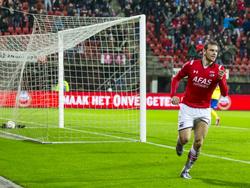 Vincent Janssen, de spits van AZ, heeft zijn ploeg op voorsprong gebracht tegen SC Cambuur. De spits viert het feestje. (27-01-2016)