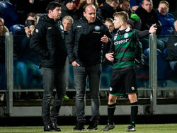Michael de Leeuw (r.) voert tijdens de wedstrijd PEC Zwolle - FC Groningen overleg met Dick Lukkien (m.) en Erwin van de Looi (l.). (30-01-2016)