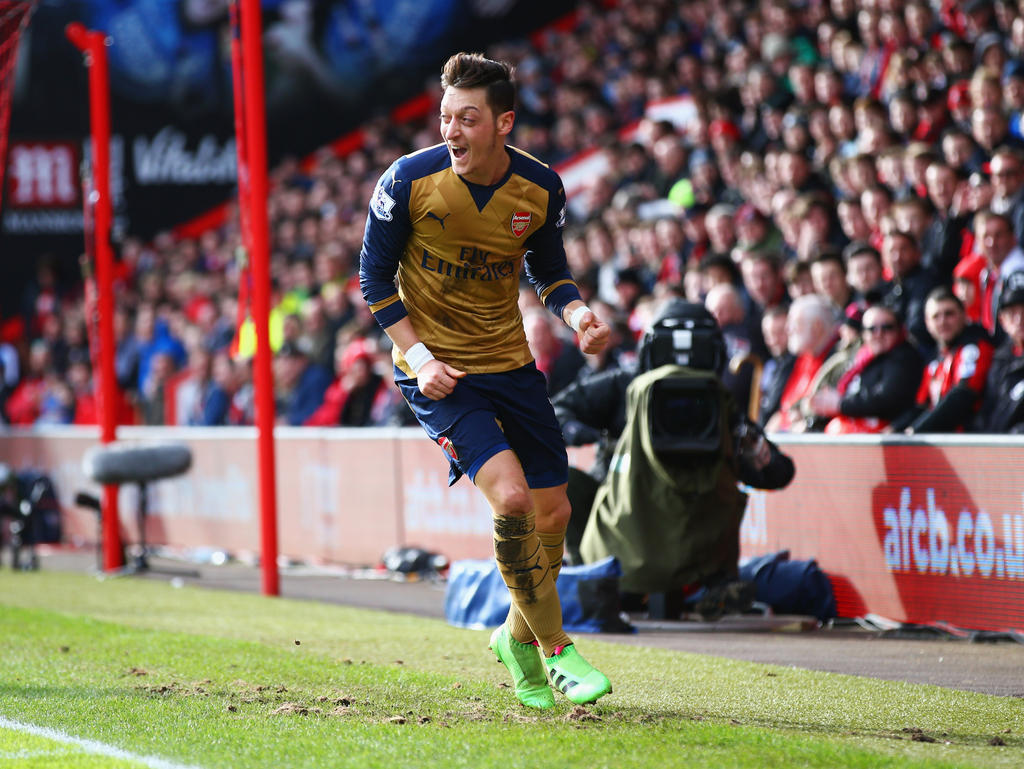 Mesut Özil (l.) spielt eine starke Saison für den FC Arsenal