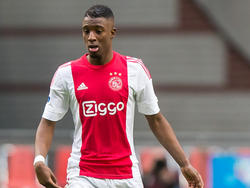 Riechedly Bazoer is tijdens de wedstrijd Ajax - Excelsior op zoek naar een afspeelmogelijkheid. (21-02-2016)